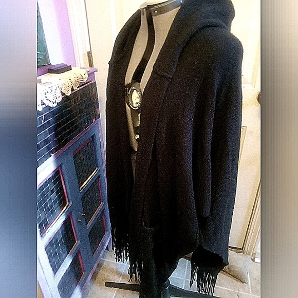 NWT Vince Camuto soft knitted topper #wrap / #shawl with hood and pockets - Picture 3 of 16
